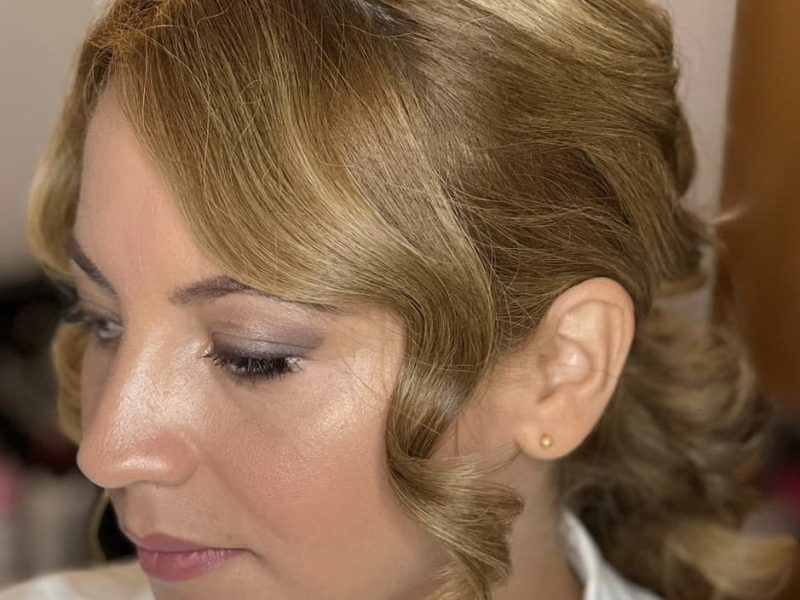 Chica rubia recogido tirabuzones