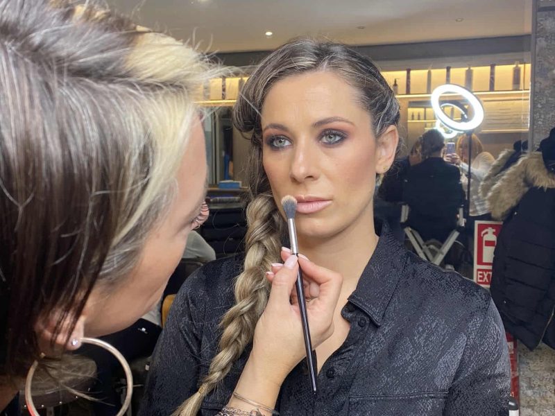 rocio retocando maquillaje